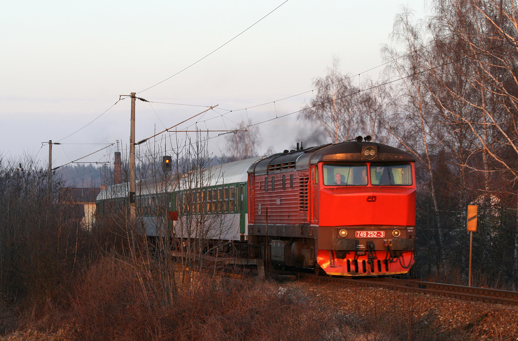 749 252-3