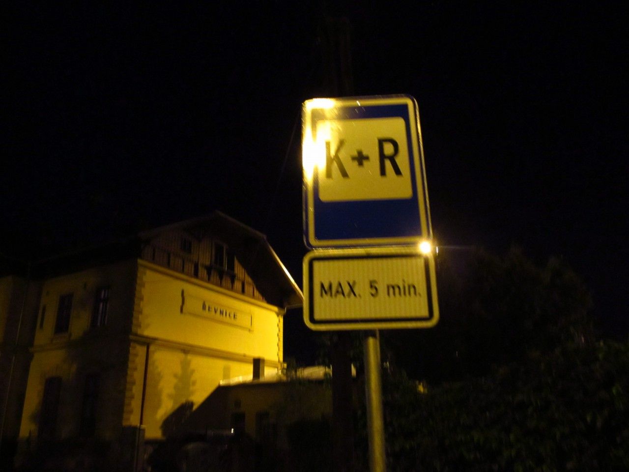 Jasn vyznaen - K + R = parkovn max. na 5 minut