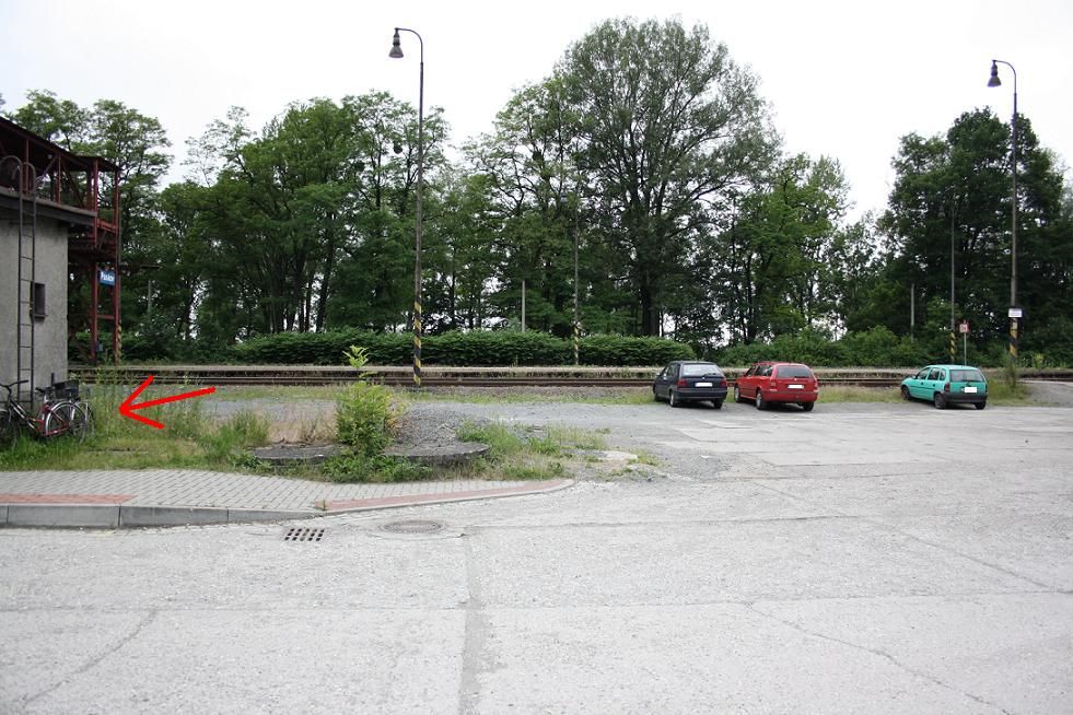 Parkovac plocha vedle stanin budovy a nedostaten zzem pro jzdn kola, viz erven ipka
