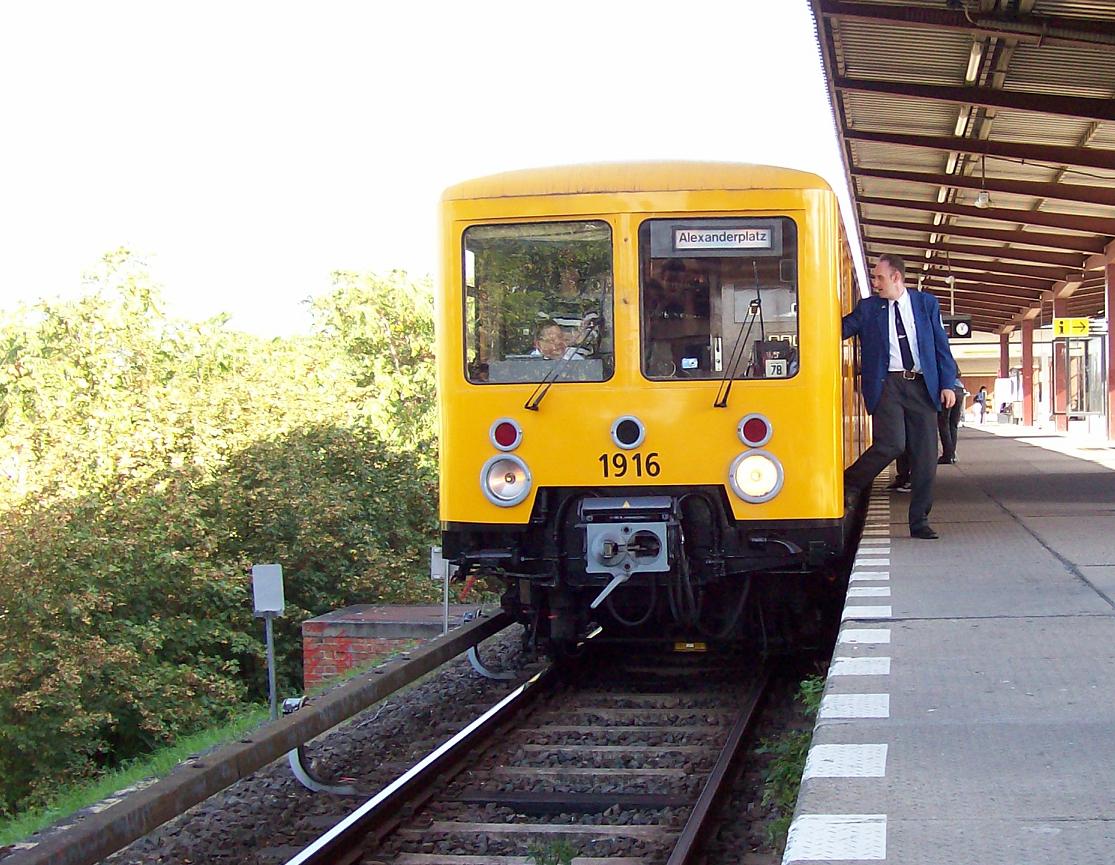 Historick souprava EIII ve stanici Elsterwerdaer Platz na lince U5 v roce 2009