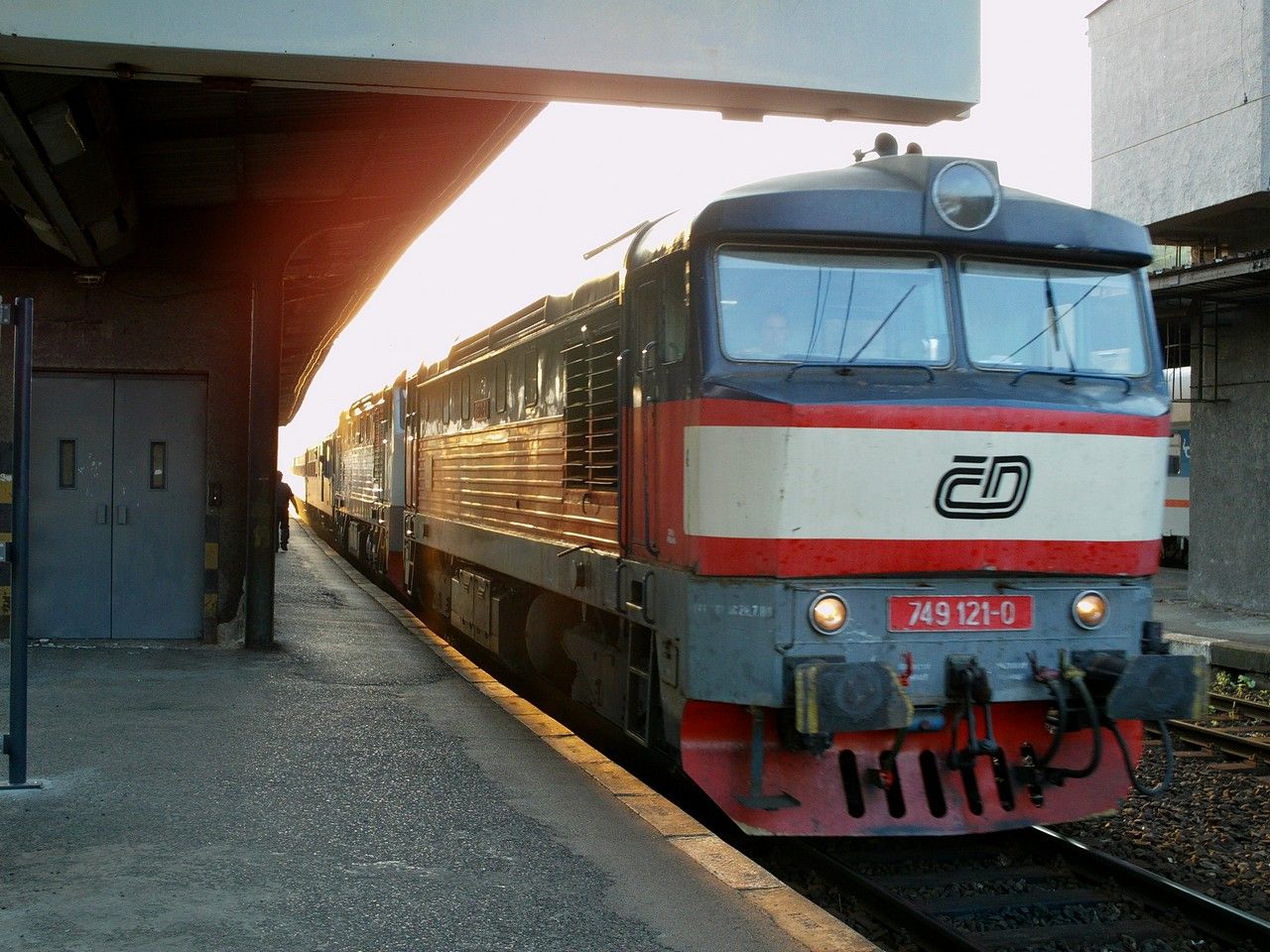 749.121+146 (pro z�lohu v �B) v �ele zpo�d�n�ho R 1242 , v �st. Beroun, 22.7.2010