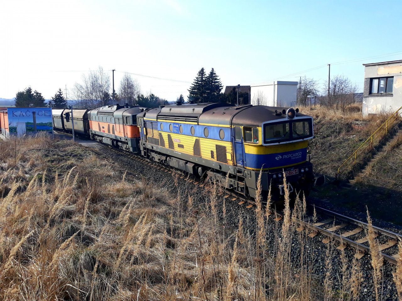 Nkladn vlak PKPCI v ele s Brejlovci 753.736 a 753.739 projd el. zastvku Kaice. (20.3.2022)