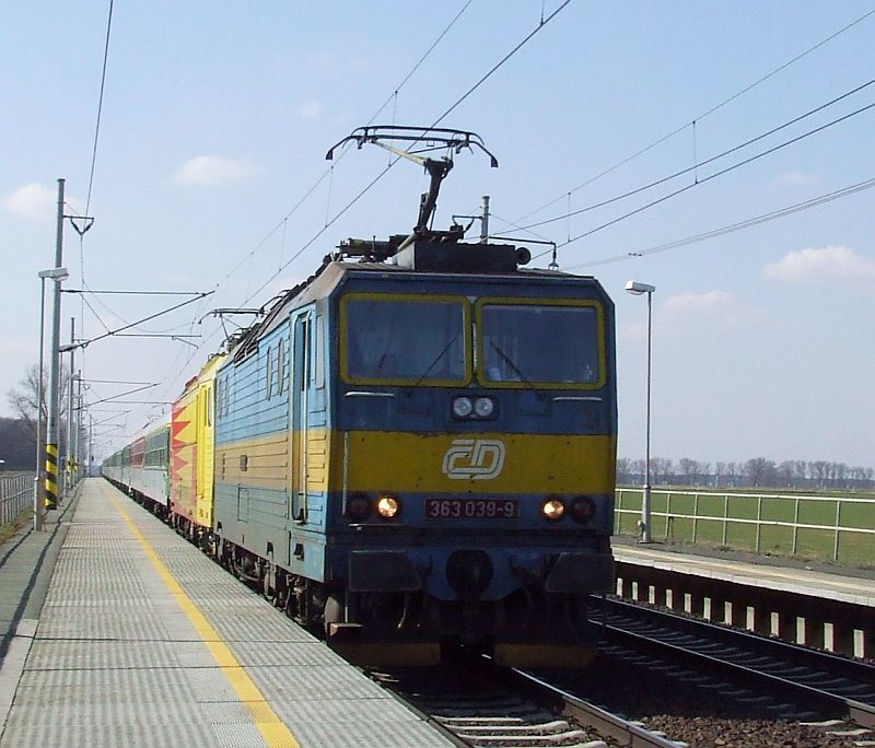 363.039-9 (bud�ci Grand Princ) Zachra�uje jednu po�tovku (v zast�vke Tatce) 7. 4. 2006