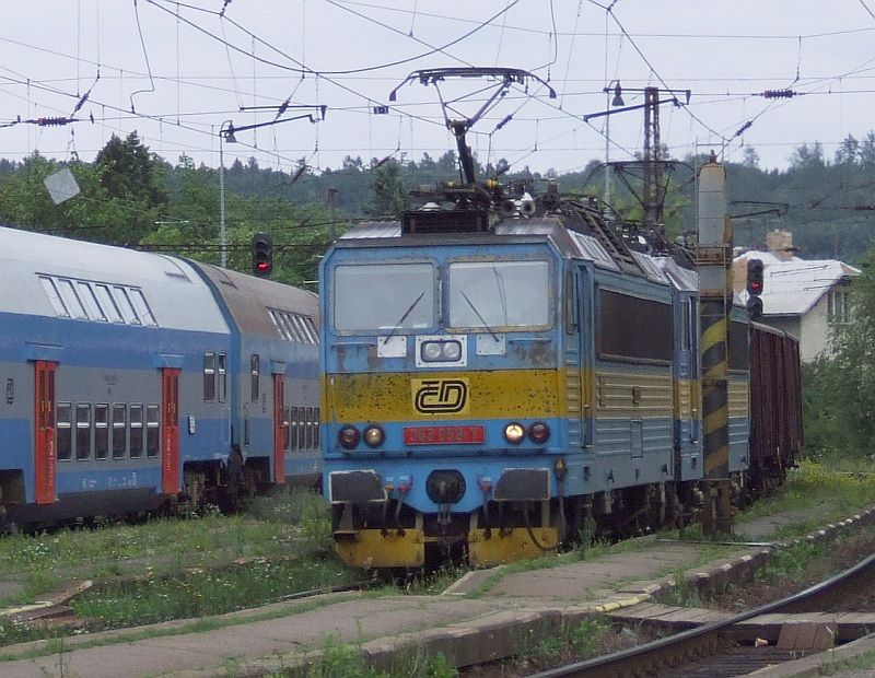 363.059-7 ako pr�prah n�kladn�ho vlaku v �er�anech (5. 7. 2007)