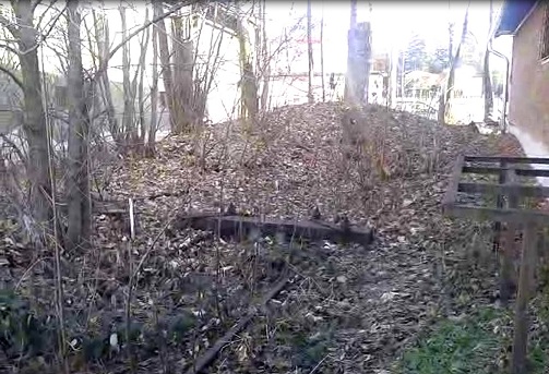 Kolej v bl�zkosti budovy (rampa do budovy,koleje mohly v�st d�l)
