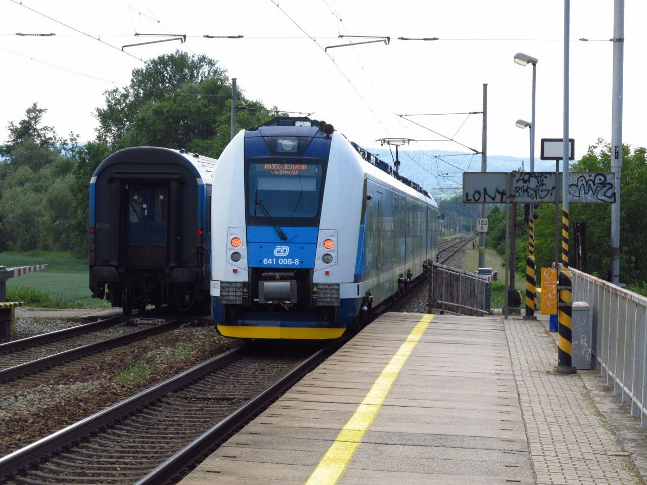 Os vlak jel z Rjce-J. smr Brno, pesto nadle ml na displeji uveden cl 