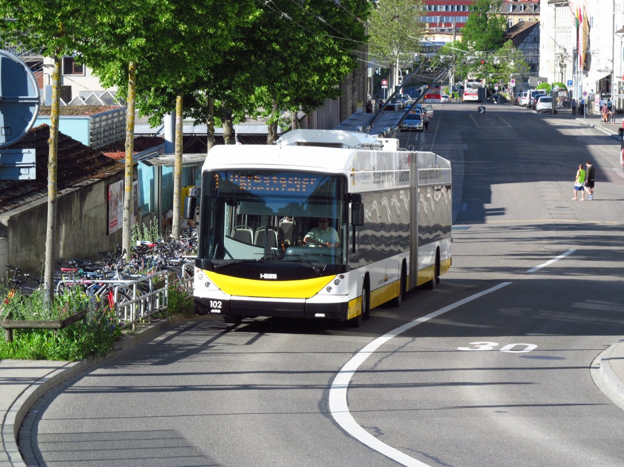 1 ze 7 tamnch trolejbus (kloubov Hess) odjd z pedndraho prostoru v Schaffhausenu (6/2019)