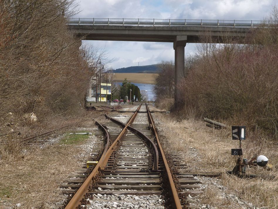 odbon vhybka z trati Jablonica - Brezov p.B., vlevo odvratn kolej