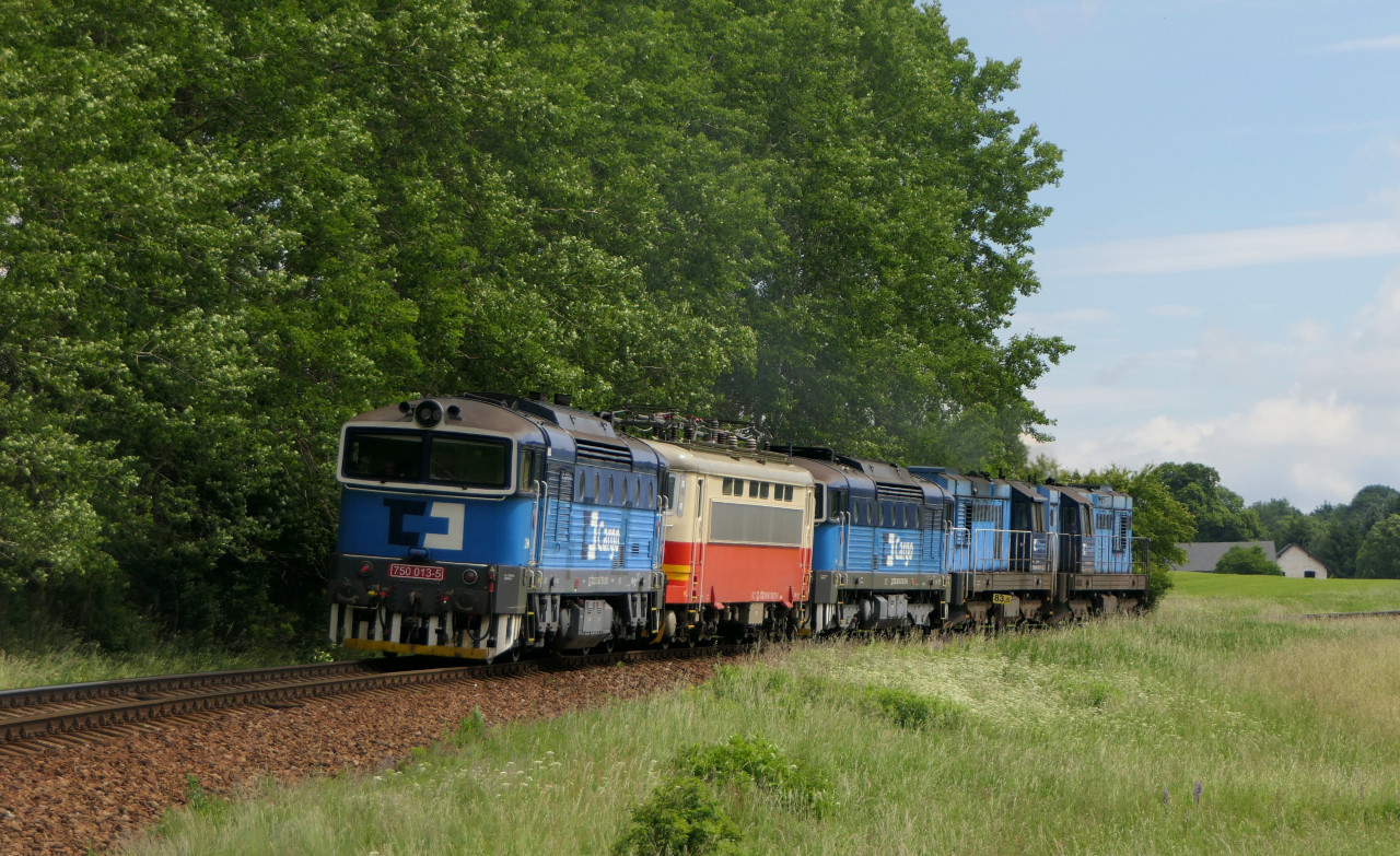 Teplice nad Metuj� : 750 013-5 + 242 211-1 + 750 275-0 + 742 117-5 + 742 171-2 jako Mn 83474