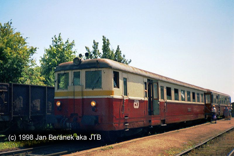 831.130 jet v polomenm hvu na osobnm vlaku v imelicch, VII/1998. Foto: Jan Bernek aka JTB.