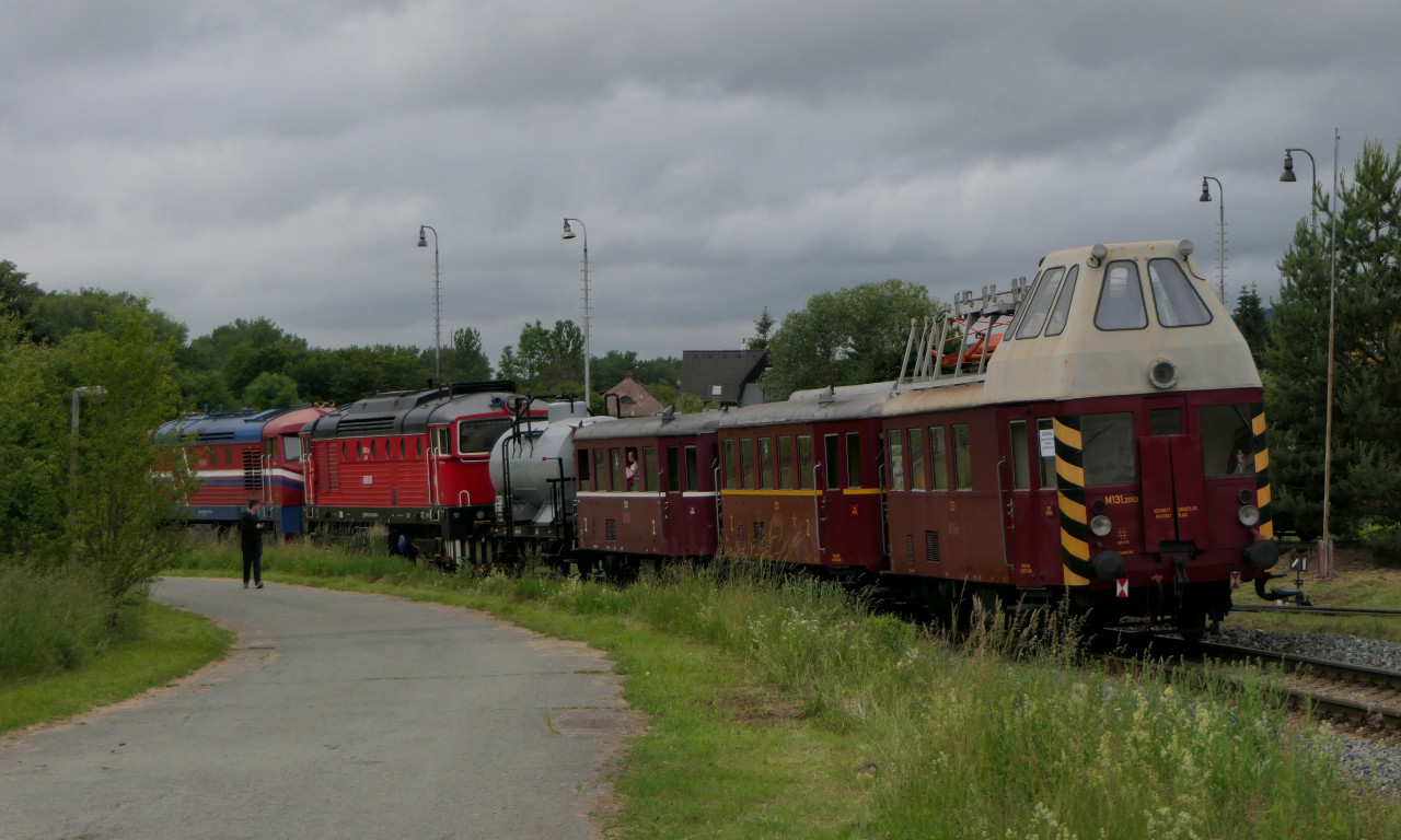 Mezim�st� : 751 149-6 + 752 601-5 + M131 1228 + M131 1133 + M131 2053 s Sv 98220
