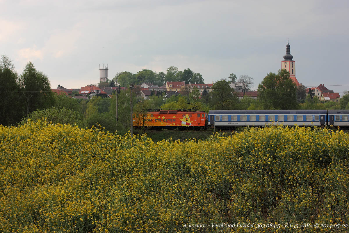 kue (363 084-5) veze rychlk 645 do Budjovic - stle po star trati