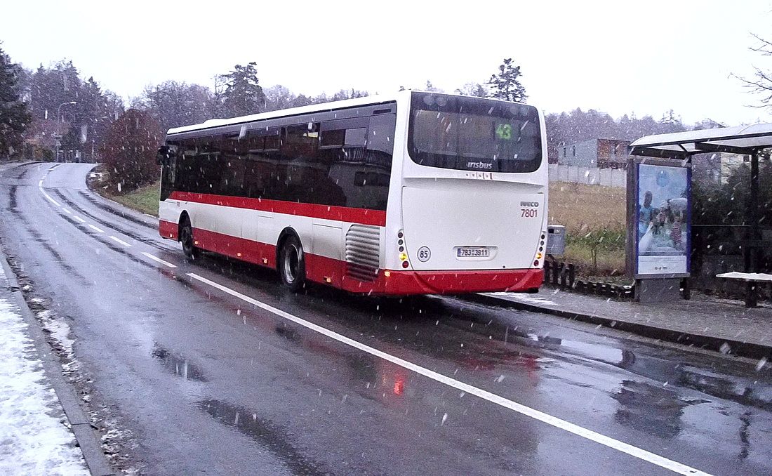 7801 stoj� v chumelenici na zast�vce �t�chov