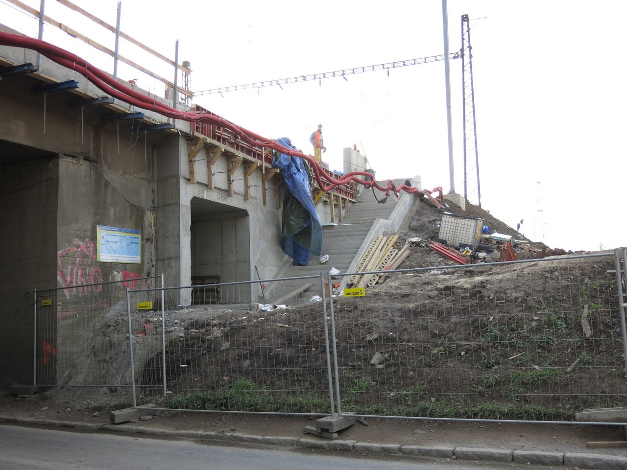 Zast�vka B�chovice St�ed - podchod.