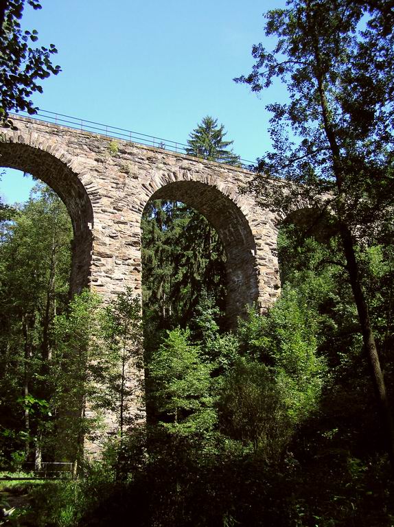 Viadukt v Chnov (v hbitova)