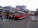 Odklon tramvaje v zastávce Anděl, v pozadí lze vidět Karosu, které zajišťovala provoz, byly dvě.