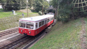 Pjezd (skoro przdn) soupravy ozubnicov eleznice do Szchenyihegy; linky . 60 MHD Budape