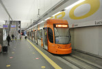 Vůz městské linky L2 v konečné podzemní zastávce Luceros