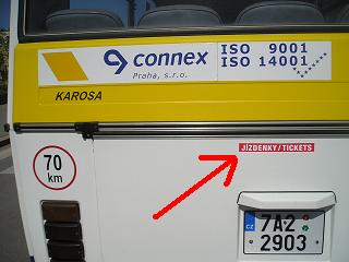 Ve voze 1083 se patrnì prod�vaj� j�zdenky v prostoru motoru