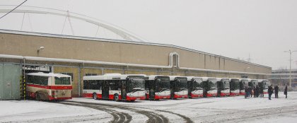 P�evzet� nov�ch midibus� pra�sk�m dopravn�m podnikem.