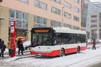 P�evzet� nov�ch midibus� pra�sk�m dopravn�m podnikem.