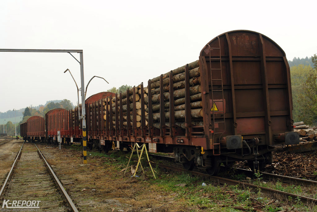 Privtn vozy Roos s lonou dlkou 18,3 m ve stanici Suice dne 9.10.2007.