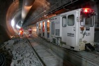 V tunelu zajišťují dopravu pracovníků vláčky důlní železnice.