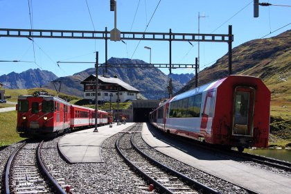 Křižování dvou Glacier Expressů a jednoho "konvenčního" osobního vlaku ve vrcholové stanici Oberalppass.