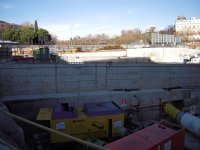 Snímek z prosince 2010 přibližuje stavební jámu u stanice Atocha, kde se 11. února 2011 po 9 měsících práce vynořil razící štít typu EPB od německé společnosti Herrenknecht.
