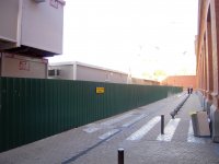 Parčík před Atochou zabraný stavbou na snímku z prosince 2010.