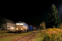 Soupravu s lokomotivami 752.051 a 751.114 připravují v Medzilaborcích strojvedoucí k odjezdu do Polska.