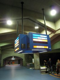 Stanice Jean-Talon (1986) na modré lince zaujme situováním nástupišť nad sebou, zatímco na oranžové lince se jedná o běžnou stanici s vnějšími nástupišti.