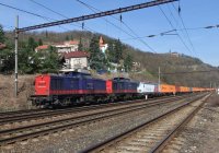 K dalším aktivitám RailTransportu patří například převozy kolejových vozidel, zde Vectron 191 951 řazený v kontejnerovém vlaku z Prahy do Mnichova ve Velké Chuchli, 3. 4. 2011.