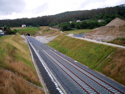Portál tunelu poblíž Meiramy na dokončované trati v červenci 2009.