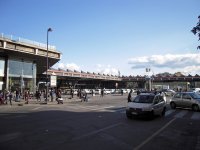 Přednádraží neapolské stanice Centrale stejně jako město celé vítá své návštěvníky především hromadou rozesetých odpadů.