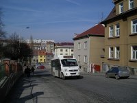 Minibus stoupá Husovou ulicí k zastávce Maredův vrch. Pod kopcem Husovu ulici kříží "Bechyňka", nebo-li železniční trať č. 202 Tábor - Bechyně.