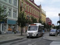 Minibus táborské MHD před budovou někdejšího vyhlášeného hotelu Znamenáček, později Slovan, který je dnes obchodním a administrativním centrem.