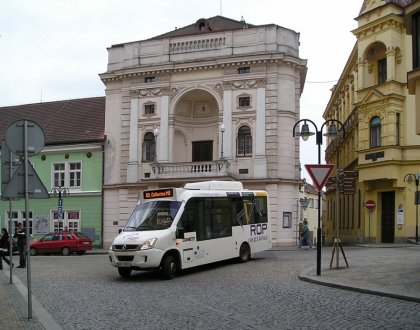Minibus před historickou budovou městského divadla, které dnes nese jméno táborského rodáka, hudebního skladatele Oskara Nedbala.