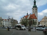 Celkový pohled na Žižkovo náměstí z Pražské ulice s dominantou kostela Proměnění páně na hoře Tábor a minibusem směřujícím do Střelnické ulice.