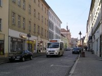 Palackého ulice s minibusem jedoucím na lince č. 60 do Čelkovic.