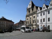 Dominantou západní strany náměstí je historická gotická budova radnice, která dnes slouží potřebám Husitského muzea.