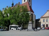 Na "své" náměstí dohlíží i sám vůdce husitských vojsk Jan Žižka v podobě této nadživotní pískovcové sochy.