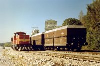 25. 9. 1997 posunuje přímo u nákladiště Lomů Mořina lokomotiva z vlečkové flotily - stroj 726.505.