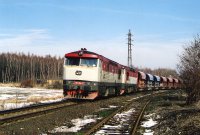 17. 3. 2005 se blíží vápencová vyrovnávka k cíli své cesty, když opouští stanici Kladno se stroji 751.166 a 751.167.