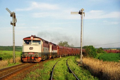 Dalším kultovním místem je záběr vápencového vlaku s mechanickými návěstidly stanice Krupá. Dne 28. 5. 2005 se v čele Pn 65780 představují stroje 751.364 a 751.382.