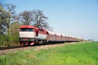 "Berty" 751.004 na postrku a 749.181 v ele Pn 65591 se bl 20. dubna 2007 ke stanici Hostivice-Litovice.