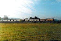 Stroj 751.239 na postrku loženého vlaku u Velešína dne 24. 10. 2000.