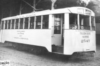 Na přeplněné spoje reagovala Korporace zavedením této originální tramvaje bez sedadel. Jak uváděly nápisy na její skříni, přepravovala "pouze stojící cestující". Není třeba říci, že se nedočkala dobrého přijetí.