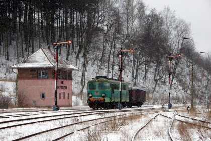 Zpáteční vlak 44230 projíždí Mieroszówem.