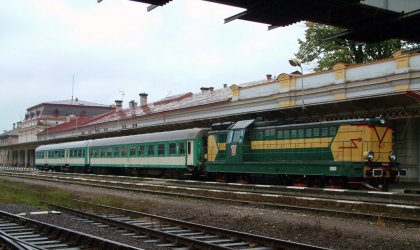 Osobní vlak do Wałbrzychu je připraven dne 13. září 2003 v Meziměstí k odjezdu.